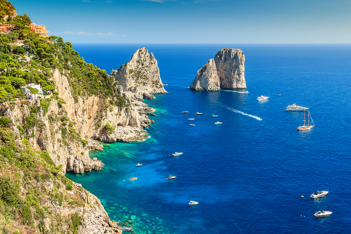 Capri e i faraglioni sono uno dei posti più belli del mondo da secoli. Capri l'isola azzura.