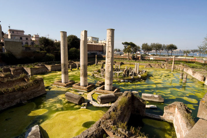 Le antiche rovine di Pozzuoli